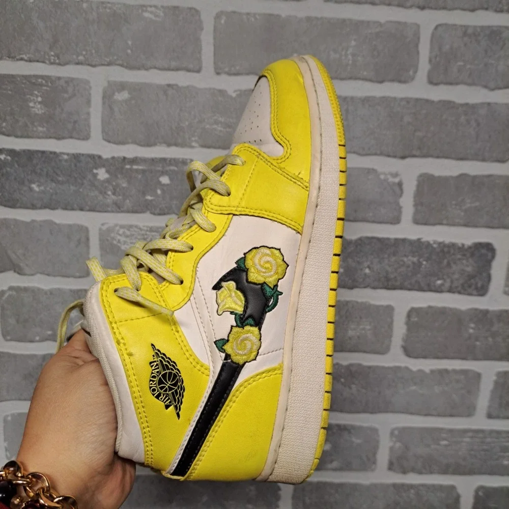 Nike Air Jordan 1 Mid SE Dynamic Yellow Floral Rose Patch Size 6y AV5174-700‎